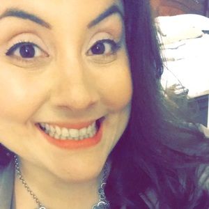 Meet your Posher, Larissa